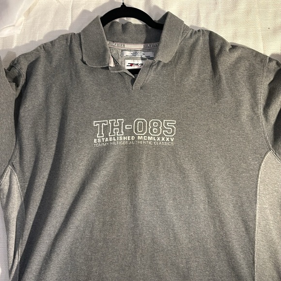 2/$30 Tommy Hilfiger Gray Split V-neck Collar Short Sleeve Shirt Size XXL - Picture 5 of 9